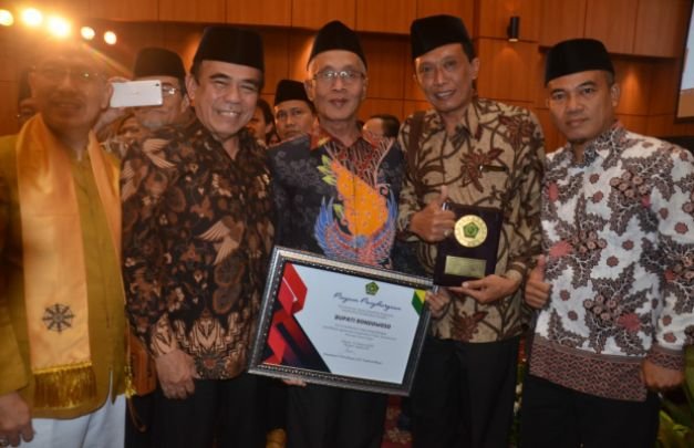 Foto: Bupati Bondowoso saat menerima penghargaan dari menteri agama