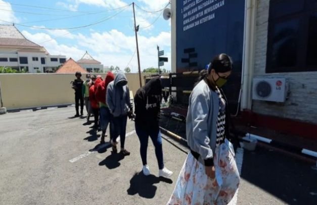Foto : petugas Sabhara Menggelerndeng PSK Yang Diciduk