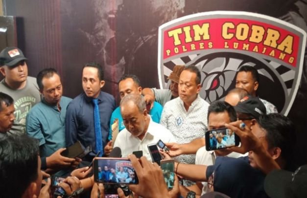 Foto: Mahmud, saat menyampaikan statemennya kepada awak media