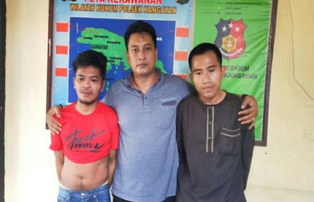 :foto: pelaku dan penadah motor curian saat diamankan polisi