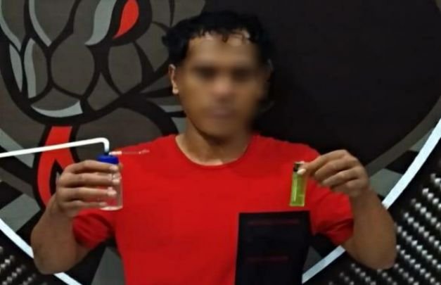 Foto: Tersangka 'MS' menunjukkan barang bukti