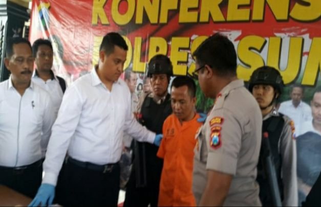 Foto: pelaku pembunuhan sadis saat di Mapolres Sumenep
