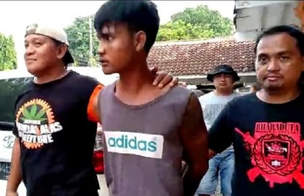 Foto: DPO Penganiayaan di jember saat diamankan polisi