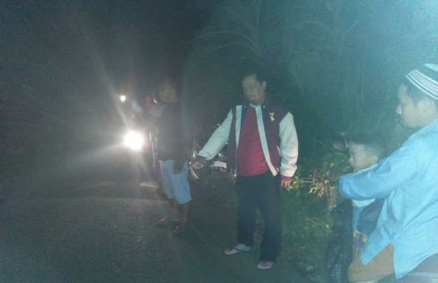 Foto: Kanit reskrim Polsek Klakah (bercelana hitam)  saat mendatangi TKP