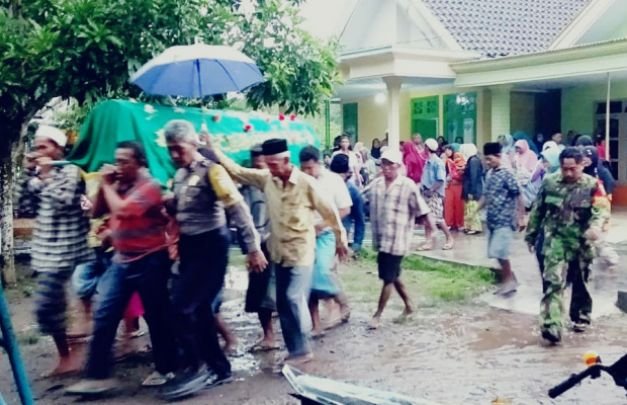 Foto: Korban meninggal saat dibawa menuju ke pemakaman desa setempat