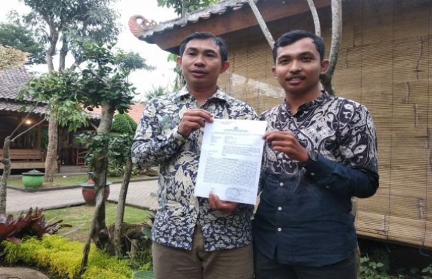 Foto: Penasehat hukum Siti Maryam, Yuliansyah, SH dan Rusnadi Bakri, SH menunjukan bukti laporannya. 