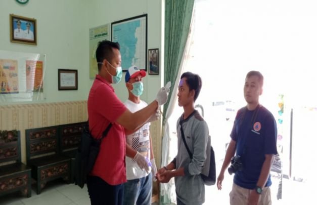 Foto: Petugas Medis memeriksa warga di pintu masuk di Dinas Kesehatan Bangkalan
