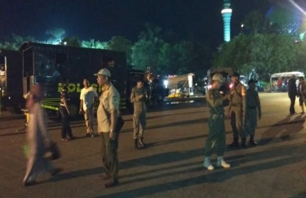 Foto: Satpol -PP Kabupaten Pamekasan Saat Melaksanakan Tugasnya
