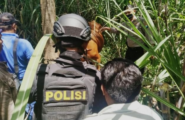Foto: RCAB Polres Lumajang, Kapolsek Kota saat  berada di lokasi penemuan