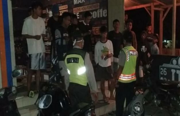 Foto: Suasana saat Kapolsek Yosowilangun bersama anggotanya mendatangi TKP