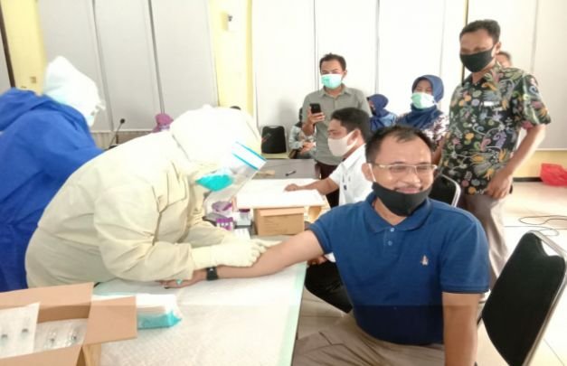 FOTO: Santai, sejumlah anggota dewan saat menjalani rapit tes.
