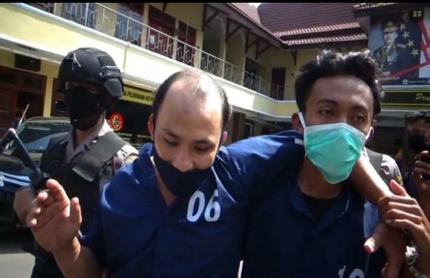 Fotp: Kedua tersangka saat digelandang petugas