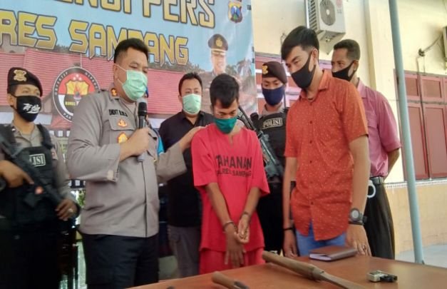 Foto : Tersangka tengah saat press rilis di Mapolres Sampang