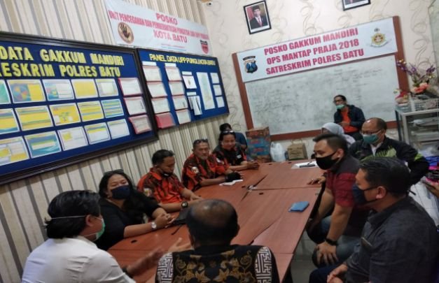 Foto: Kasat Reskrim Polres Batu AKP Hendro Tri Wahyono, SH saat memimpin mediasi di ruang rapat Reskrim Polres Batu.