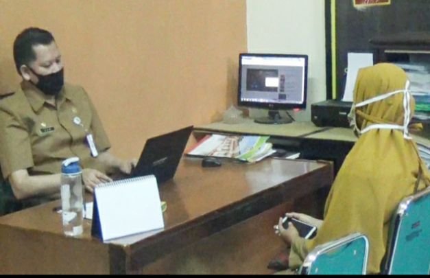 Foto: Kades Sukorejo Kunir, di ruang penyidik inspektorat Lumajang, Senin siang (29/6/2020).