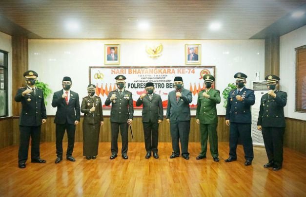 Foto : Peringatan HUT Bhayangkara ke-74 di Polres Metro Bekasi secara virtual