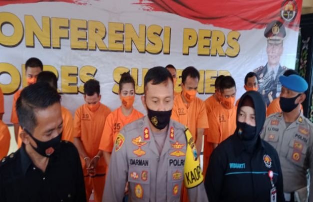 Foto: Sejumlah tersangka digiring oleh aparat kepolisian Sumenep