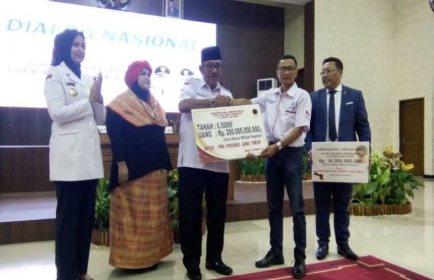 Foto : Pasangan Suami Istri Haduri Wijaya Bin H. Mustofa dan Istrinya Rita Absari Nigtiyas saat menyerahkan Hibah ke PMI Jember