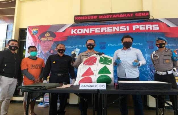 Foto:Kapolres Batu AKBP Harviadhi Agung Prathama, SIK, MIK didampingi Kasat Reskrim AKP Hendro Triwahyono, SH, MH, saat press reliase 