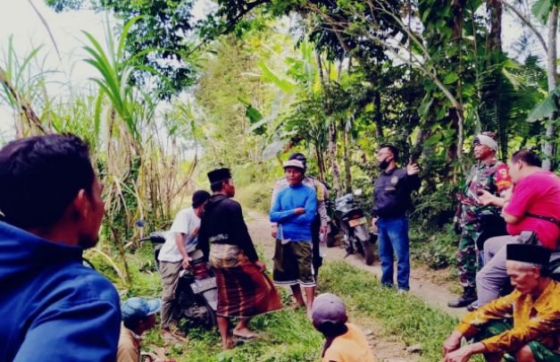 Foto: Kapolsek Tekung Iptu Gatot Budi Hartono (berjaket hitam) pimpin upaya pencarian.