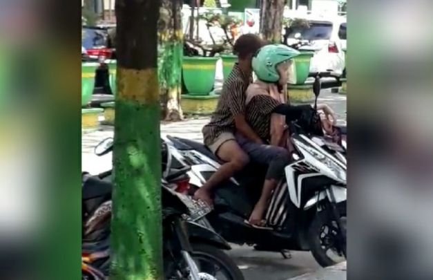 Foto: Dua sejoli diatas motor itu sedang asyik melakukan tindakan tak terpuji di tempat umum.