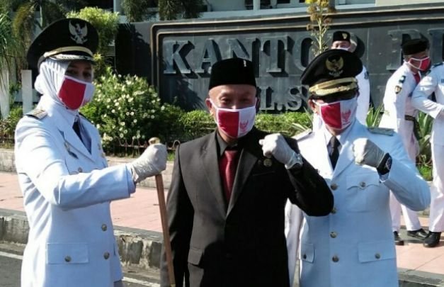 Foto: Bupati Jember dr Faida didampingi anggota DPRD setempat dan wakil Bupati usai menghadiri upacara bendera