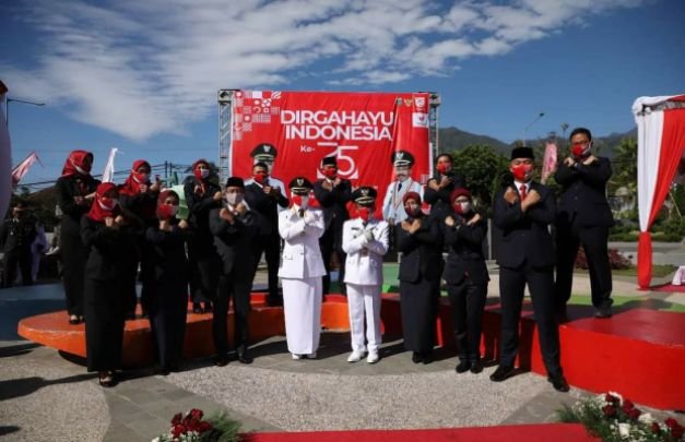Foto: Foto: Walikota bersama Wakilwalikota foto bersama usai melaksanakan upacara HUT RI ke-75