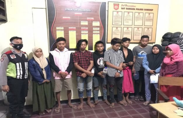 Foto: Tak berdaya, kesembilan muda-mudi menunduk lesu saat diamankan polisi