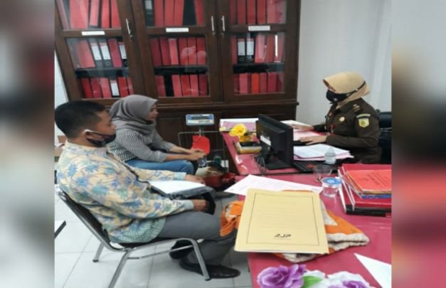 Foto: Tim Kejaksaan dan Kepolisian saat mengecek barang bukti di gudang Bulog Sumenep.