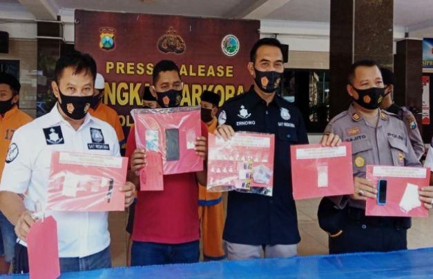 Foto : Petugas menunjukkan barang bukti