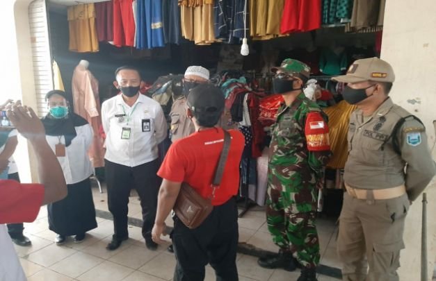 Foto : Toko Baju di Pasar Maron Yang ditutup Petugas