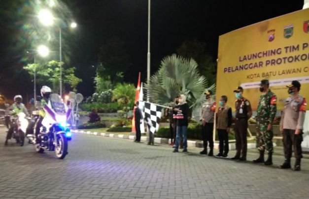 Foto:Walikota Batu saat memberangkatkan Tim Pemburu Pelanggar Protokol Kesehatan di depan Balai Kota Among Tani.