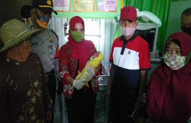 Foto: Bayi malang yang dibuang orang tuanya di Gapura Sumenep