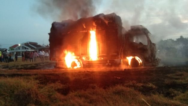 Foto : Kondisi truk bermuatan tembakau yang dibakar sekelompok massa.