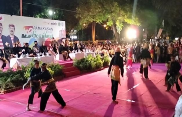 Foto : Salah satu atraksi pembukaan event Pamekasan Night Carnival. Jumat (21/10/2022) malam.