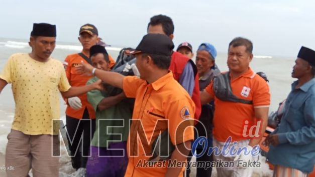 Tim SAR gabungan dibantu masyarakat mengevakuasi korban tenggelam di pesisir Sampang 