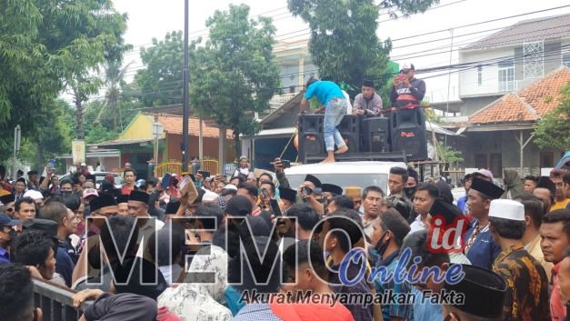 Aksi massa geruduk kantor KPUD Sampang 