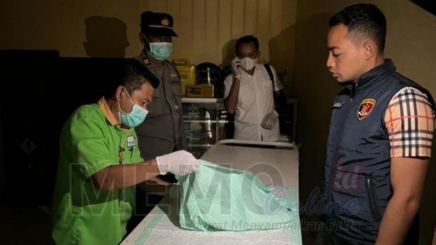 Foto : Polisi tengah mengidentifikasi janin di ruang jenazah RSUD Sampang 