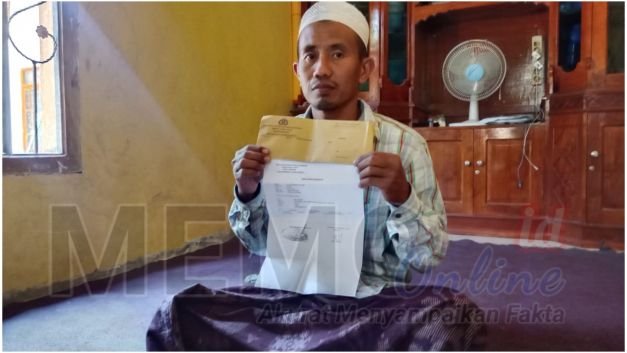 Foto : Abdur Rohim menunjukkan bukti laporannya