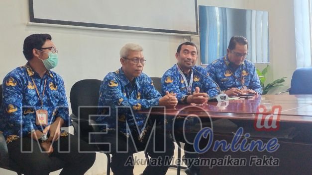 Foto : Kadinkes Sampang Abdullah Najich (dua dari kanan) saat press release di kantor Dinkes Sampang 