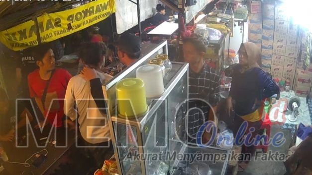 Foto : Tersangka diamankan polisi di warung kopi di jalan Wijaya Kusuma kota Sampang (tangkapan layar)