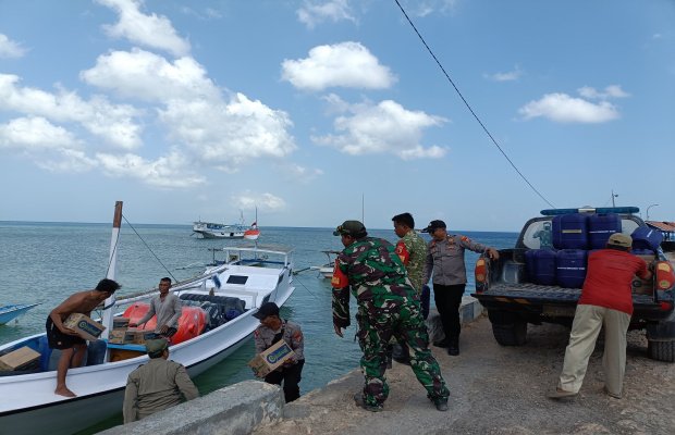 Foto: Penyaluran Bantuan Tandon dan Jerigen ke Pulau Sepudi