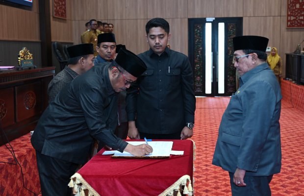 Foto: Ketua DPRD Sumenep Zainal Arifin menandatangani hasil rapat kesepakatan 8 Raperda (by. Ibnu)
