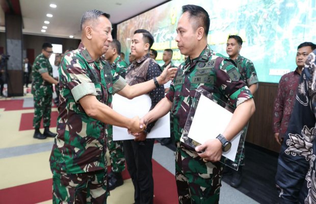 Foto : Dandim 0821 Lumajang menerima penghargaan Mabesad TNI AD (doc. Memoonline)