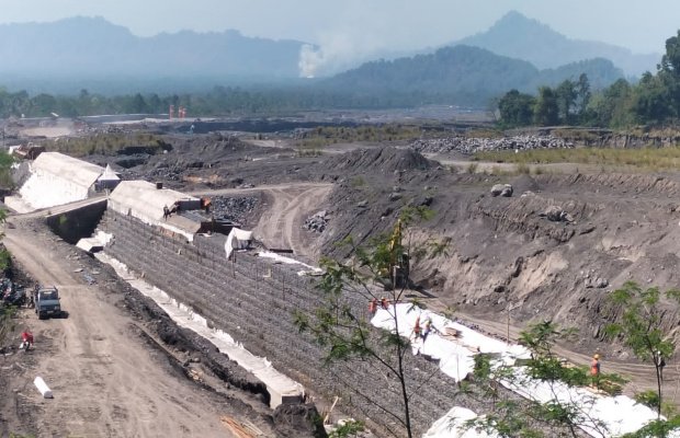 Foto: Proyek penanggulangan bencana sungai regoyo Candipuro - Lumajang. (Doc.memoonline).