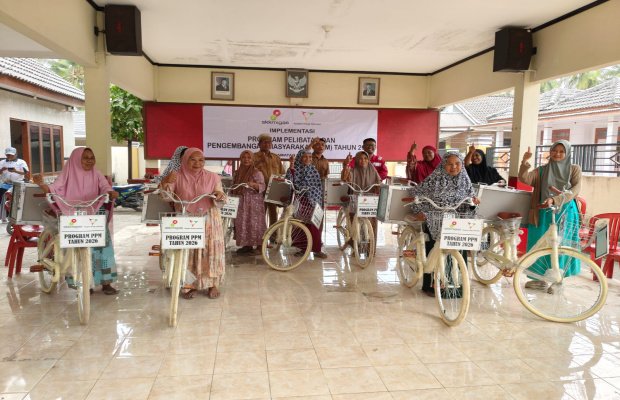 Foto: Sejumlah Pedagang Kue Keliling di Pagerungan Kecil saat Dapat Bantuan sepeda rombong
