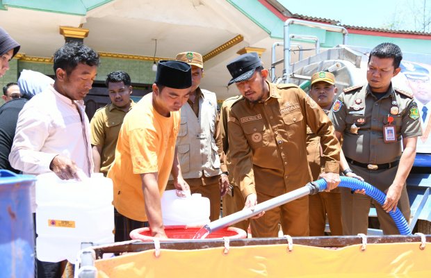 Foto: Bupati Sumenep Achmad Fauzi juga turun langsung dalam pendistribusian air bersih kepada masyarakat