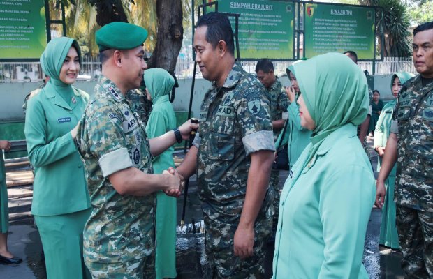 Foto : Dandim 0821 Lumajang Letkol Arah Anton Subhandi, S.A.P., M.I.P memberikan selamat.