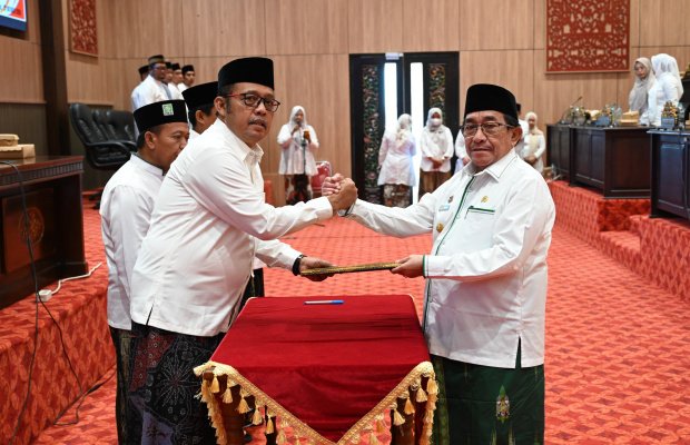 Foto: Ketua DPRD Sumenep H. Zainal Arifin bersalaman dengan Wabup KH. Imam Hasim (by. Ibnu)