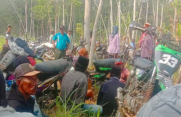Foto : Kegiatan warga menanam tong aspal (tim).